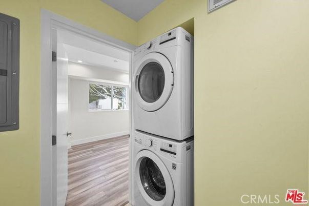 Interior, Recessed Lighting, Utility Closets, Washer, Wood Texture Flooring