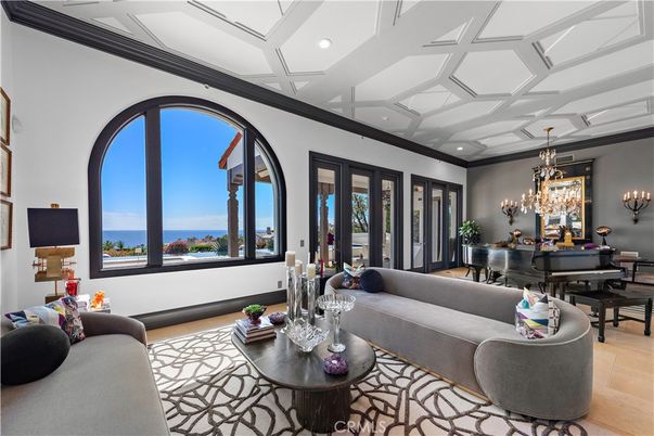 Chandelier, Dining room, Interior, Living room, Piano, Recessed Lighting, Water
