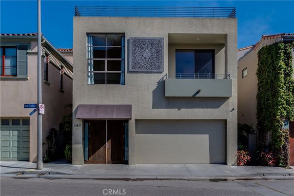 Attached, Exterior, Facade, Modern