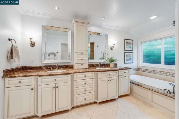 Bathroom, Dual Sink Vanities, Interior, Recessed Lighting
