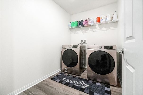 Interior, Washer, Wood Texture Flooring