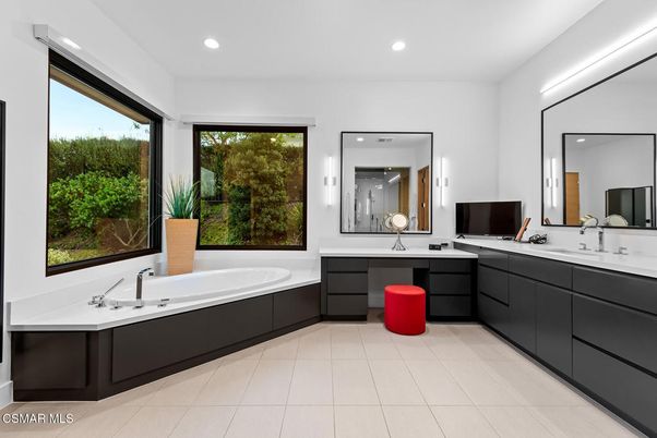 Bathroom, Dual Sink Vanities, Interior, Recessed Lighting