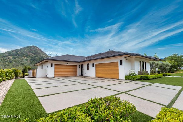 Attached, Exterior, Facade, Ranch