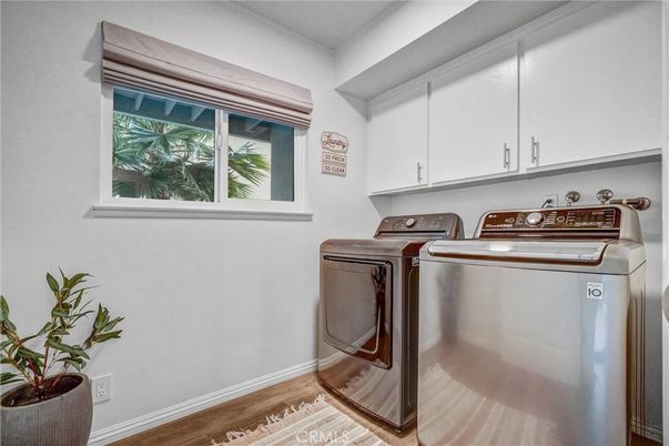 Interior, Washer, Wood Texture Flooring