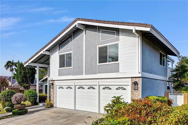 Attached, Exterior, Facade, American Craftsman