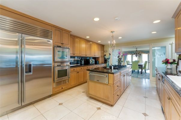 Chandelier, Dining room, Interior, Kitchen, Recessed Lighting, Stainless Steel Appliances