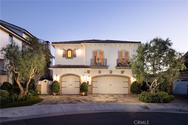 Attached, Exterior, Facade, Mediterranean