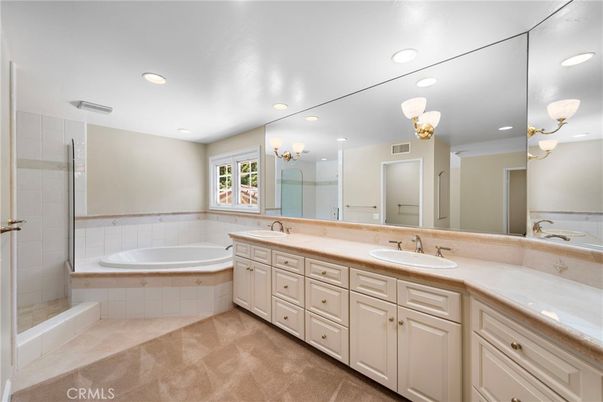 Bathroom, Dual Sink Vanities, Interior, Recessed Lighting
