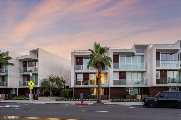 Exterior, Facade, Modern