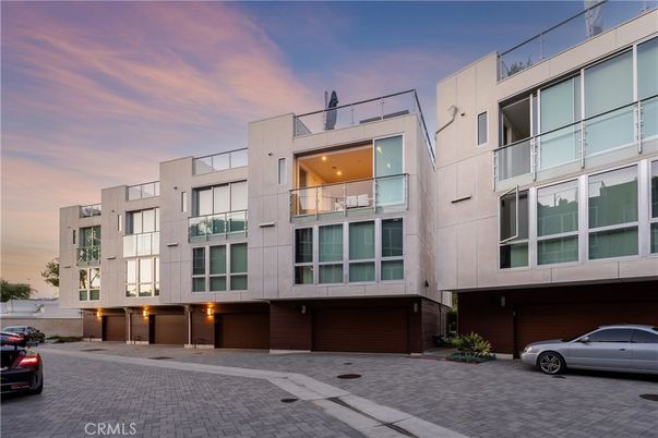 Exterior, Facade, Modern