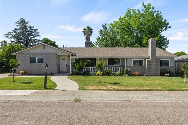 Backyard, Exterior, Facade, Brick Facade, Ranch