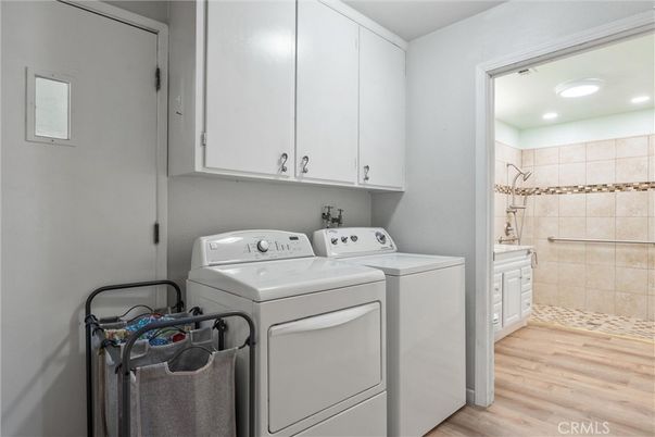 Interior, Recessed Lighting, Washer, Wood Texture Flooring