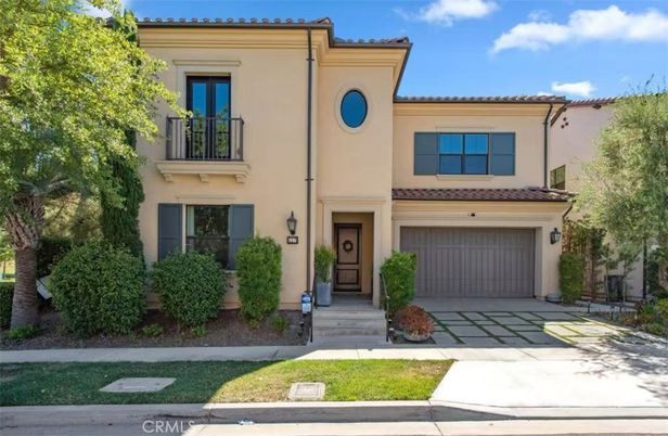 Attached, Exterior, Facade, Mediterranean