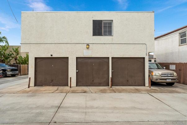Attached, Exterior, Facade, Modern