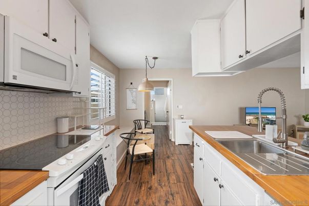 Dining room, Interior, Kitchen, Pendant Lights, Water, Wood Texture Flooring