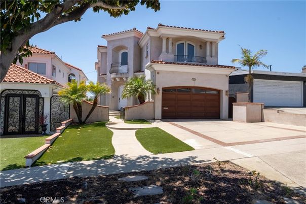 Attached, Exterior, Facade, Mediterranean