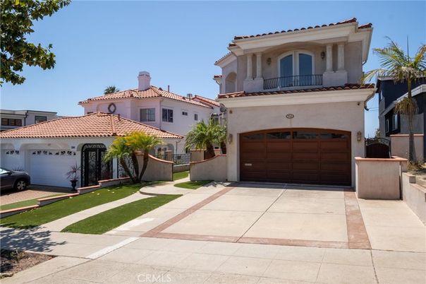 Attached, Exterior, Facade, Mediterranean