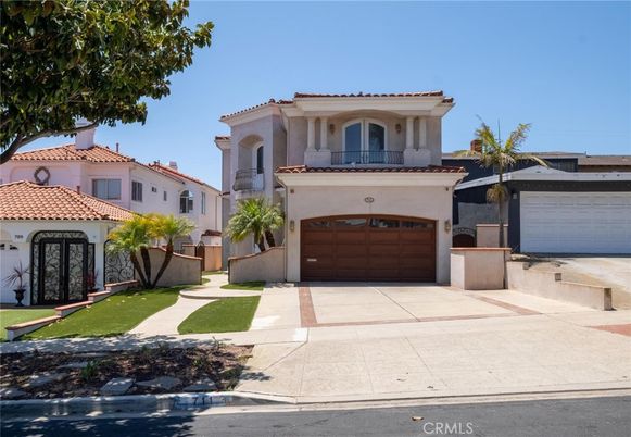 Attached, Exterior, Facade, Mediterranean