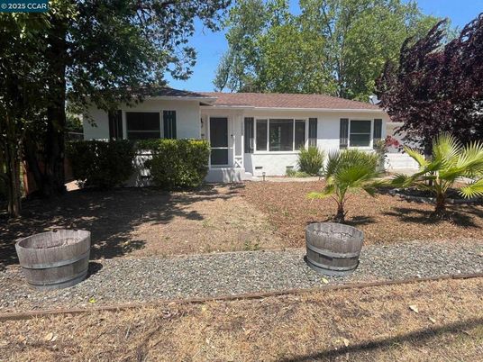 Backyard, Exterior, Facade, Ranch