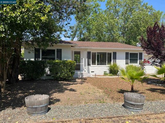 Backyard, Exterior, Facade, Ranch
