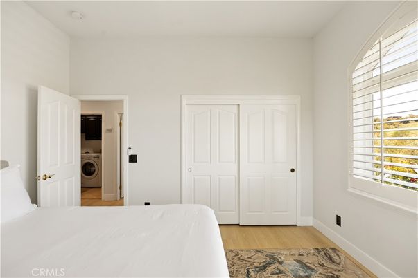 Bedroom, Interior, Utility Closets, Washer, Wood Texture Flooring
