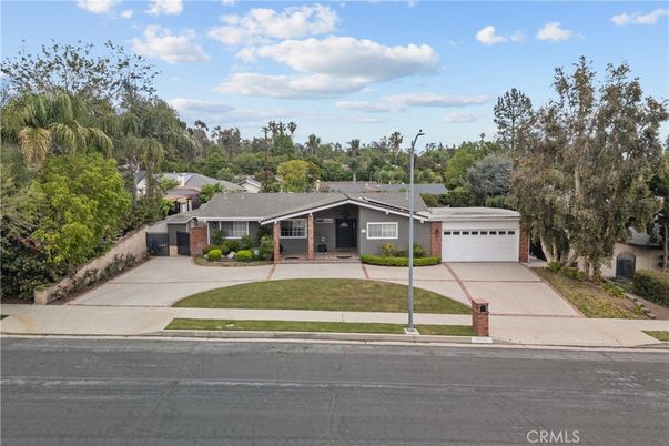 Attached, Exterior, Facade, Ranch