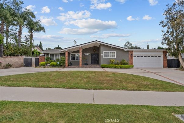 Attached, Exterior, Facade, Ranch