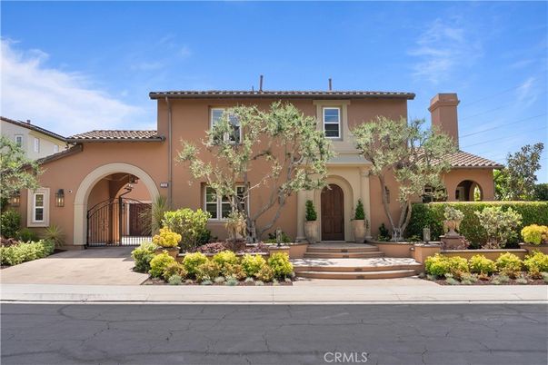 Exterior, Facade, Mediterranean