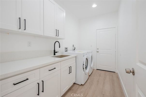 Interior, Recessed Lighting, Washer, Wood Texture Flooring
