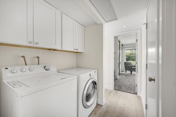 Interior, Recessed Lighting, Washer, Wood Texture Flooring