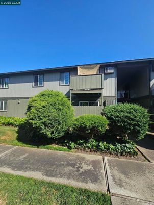 Exterior, Facade, Raised Ranch