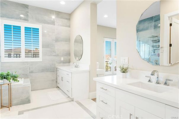 Bathroom, Dual Sink Vanities, Interior, Recessed Lighting