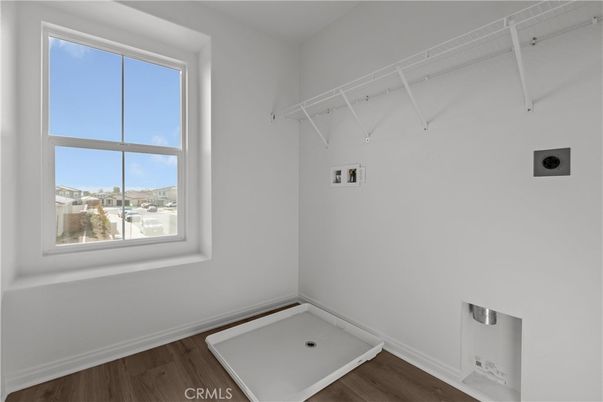 Interior, Walk-in Closets, Wood Texture Flooring