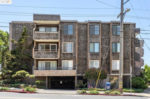 Exterior, Facade, Rowhouse