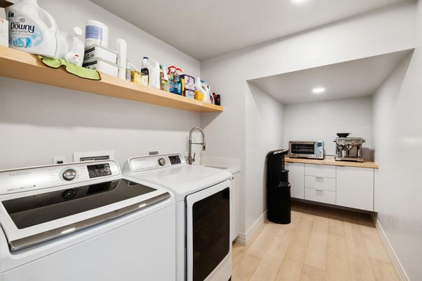 Interior, Recessed Lighting, Washer, Wood Texture Flooring