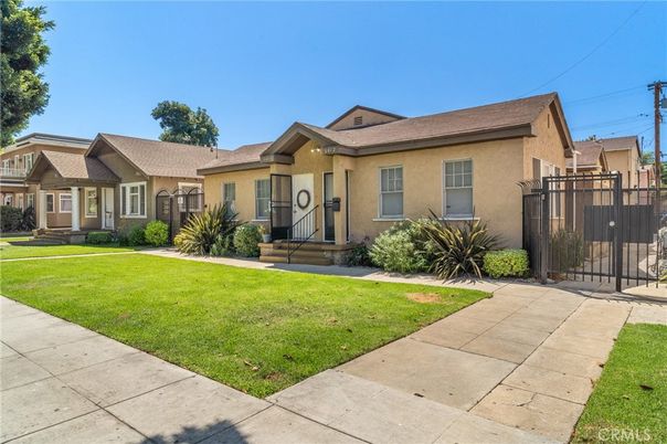 Backyard, Exterior, Facade, Ranch