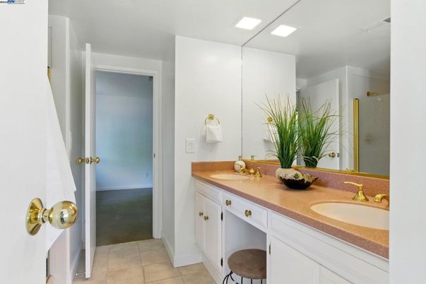 Bathroom, Dual Sink Vanities, Interior, Recessed Lighting