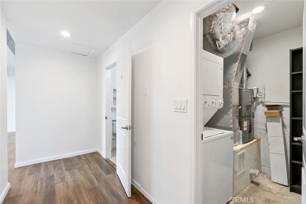 Interior, Recessed Lighting, Washer, Wood Texture Flooring