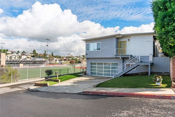 Attached, Exterior, Facade, Modern
