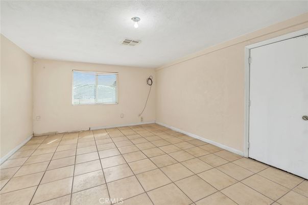 Empty room, Interior