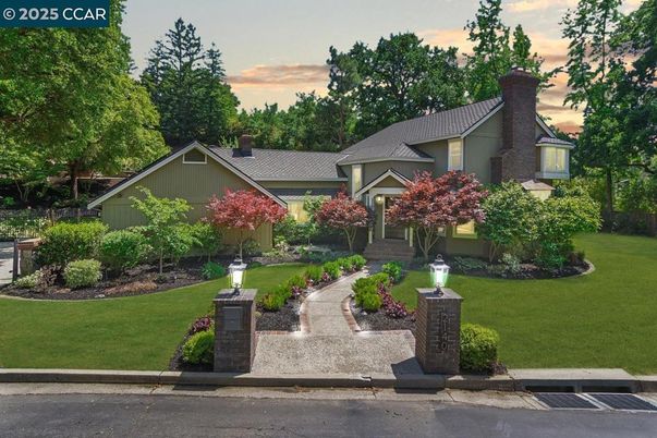 Exterior, Facade, Ranch