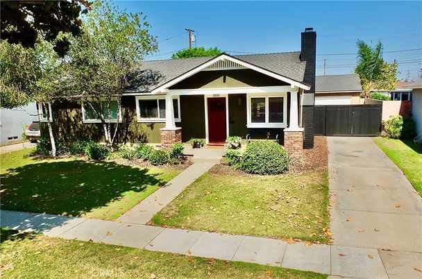 Exterior, Facade, Ranch