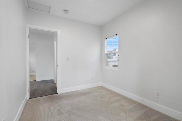 Empty room, Interior