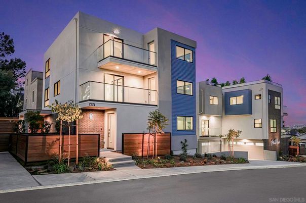 Exterior, Facade, Modern