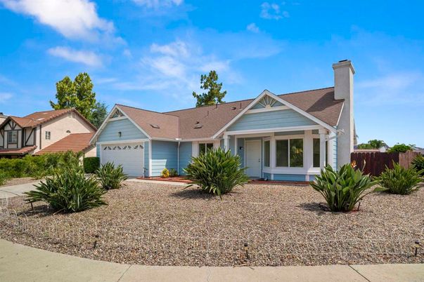 Attached, Exterior, Facade, Ranch