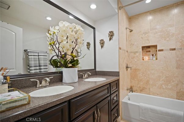 Bathroom, Dual Sink Vanities, Interior, Recessed Lighting