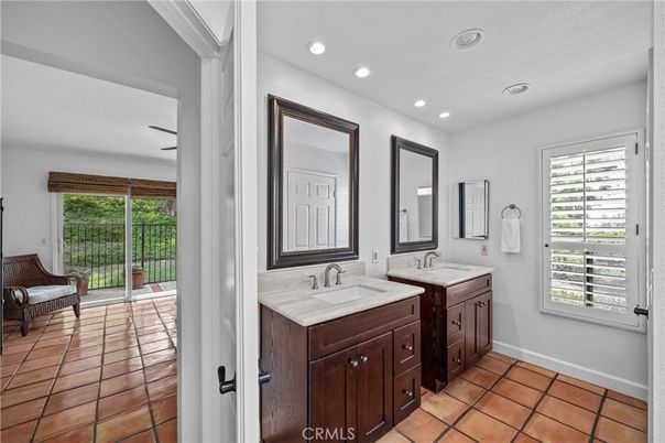 Bathroom, Dual Sink Vanities, Interior, Recessed Lighting