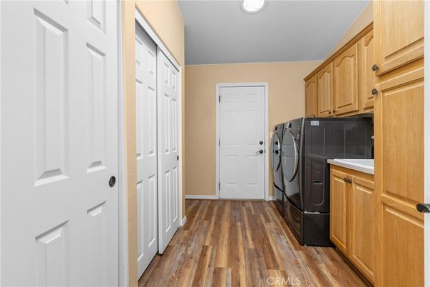 Interior, Recessed Lighting, Washer, Wood Texture Flooring