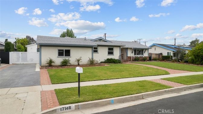 Exterior, Facade, Ranch