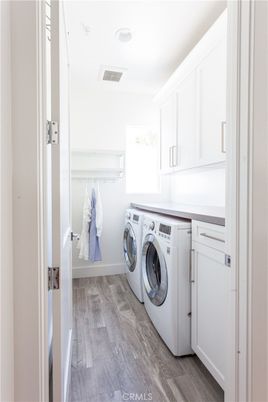 Interior, Washer, Wood Texture Flooring